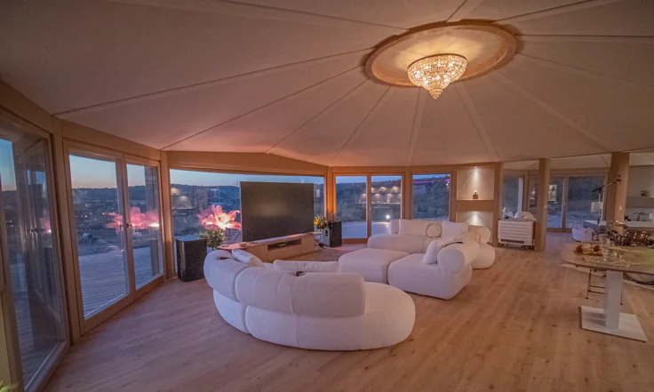 Nappali kristálycsillárral és panorámaablakokkal